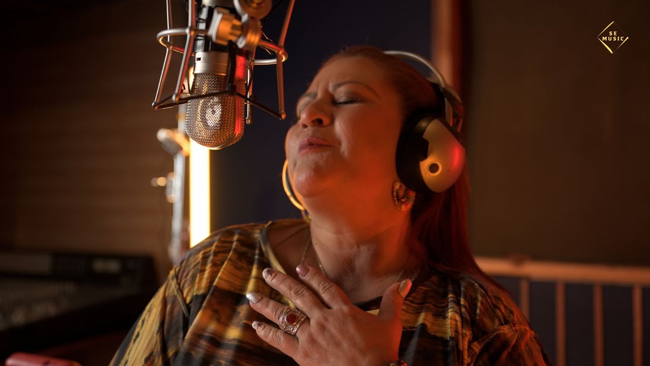 Anita Carranza - Dame un Besito (Vídeo Oficial)