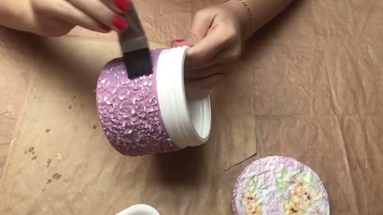 Pote Plástico Decorado com Massa Acrílica e Decoupage Diferente