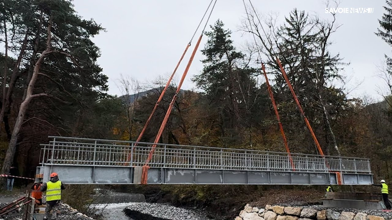 Grutage et dépose de la passerelle de la voie verte entre Grand Aigueblanche et Moutiers.