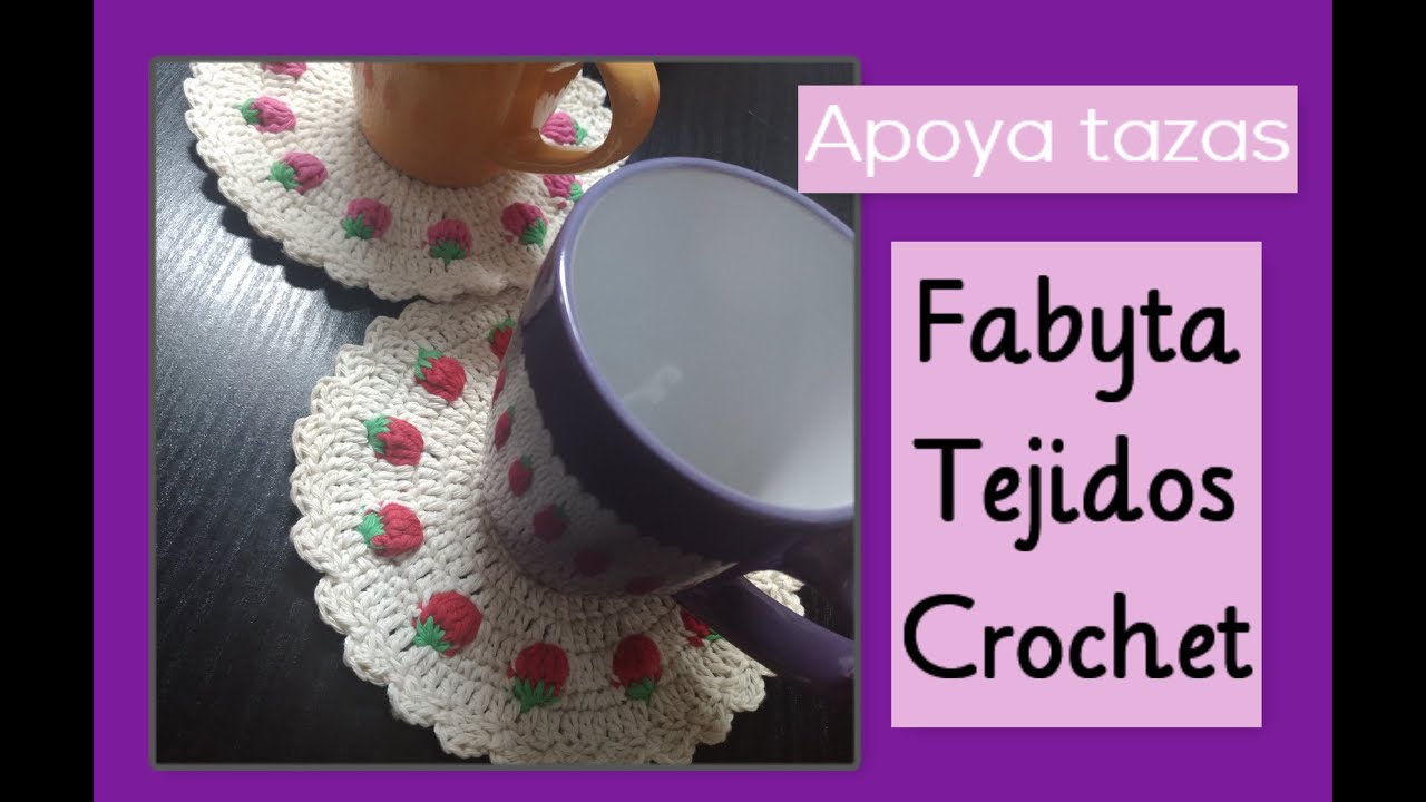 Apoya tazas en crochet con detalle de frutillas