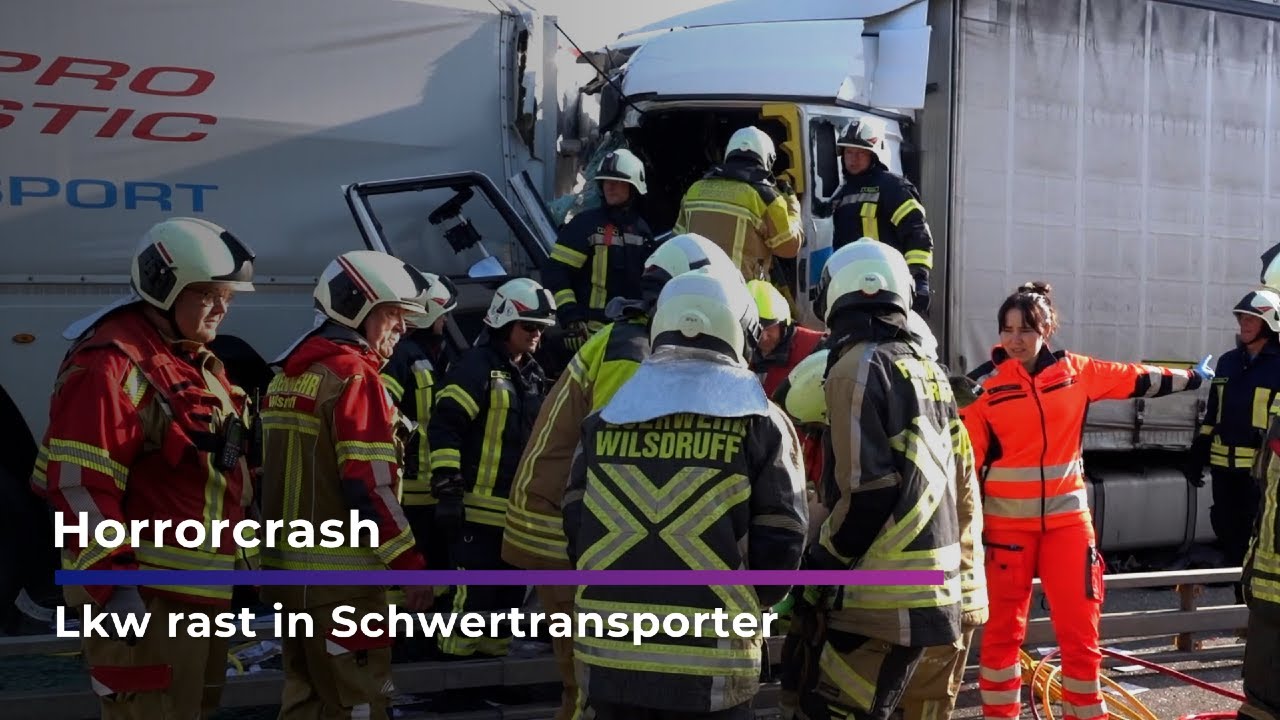 Horrorcrash: Lkw rast in Schwertransporter