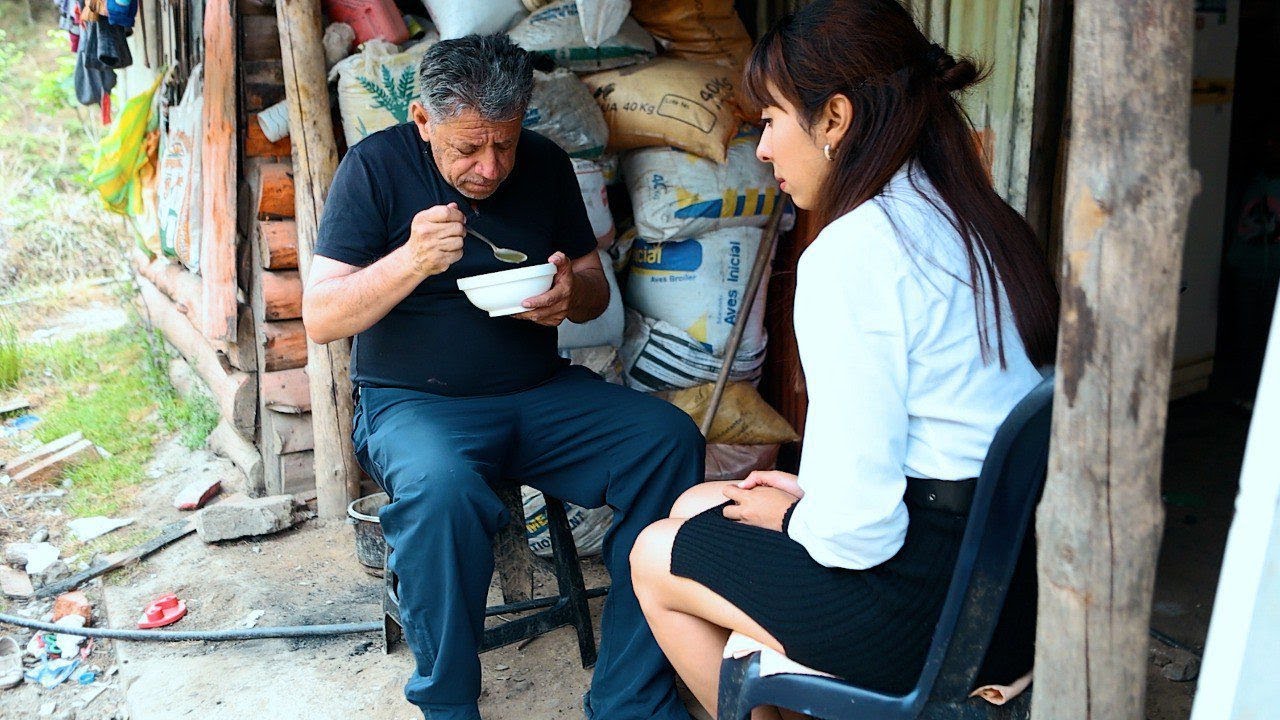 Fue despedida por llevar comida para alimentar a un hombre, pero nunca imaginó quien era