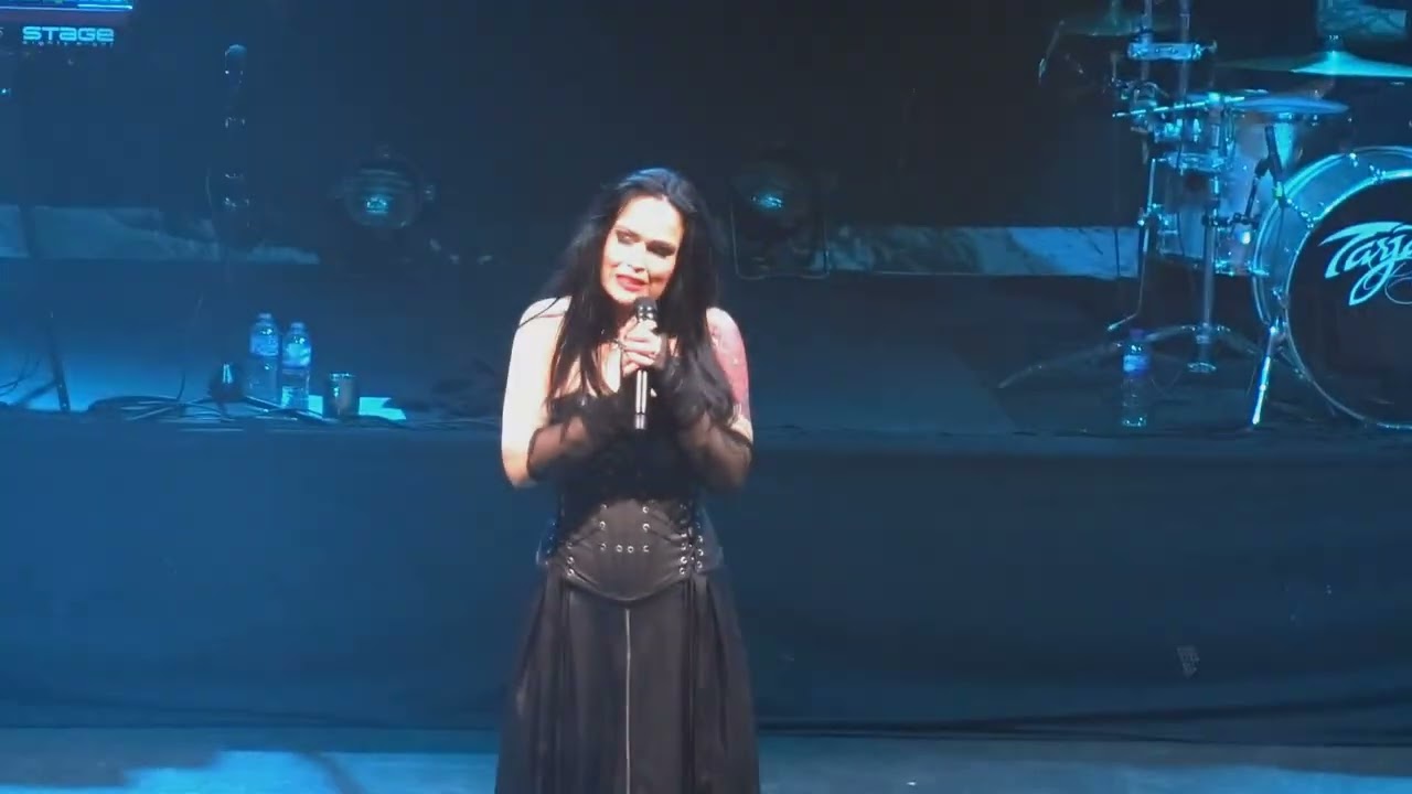 Tarja surprised by the number of new fans, then pays a special tribute by dedicating I Walk Alone