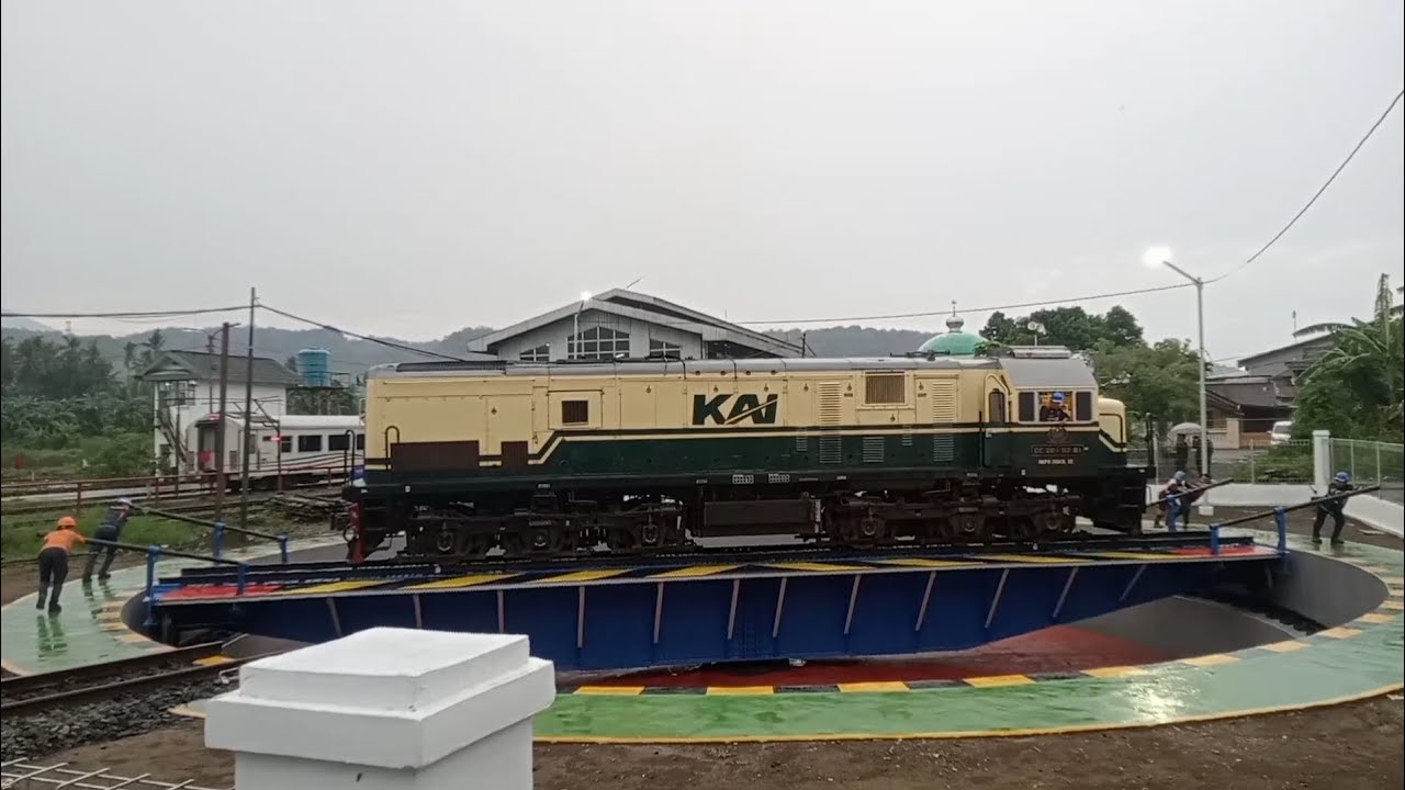 Proses pemutaran Lokomotif di Stasiun Ketapang bukan lagi di segitiga pemutar❗