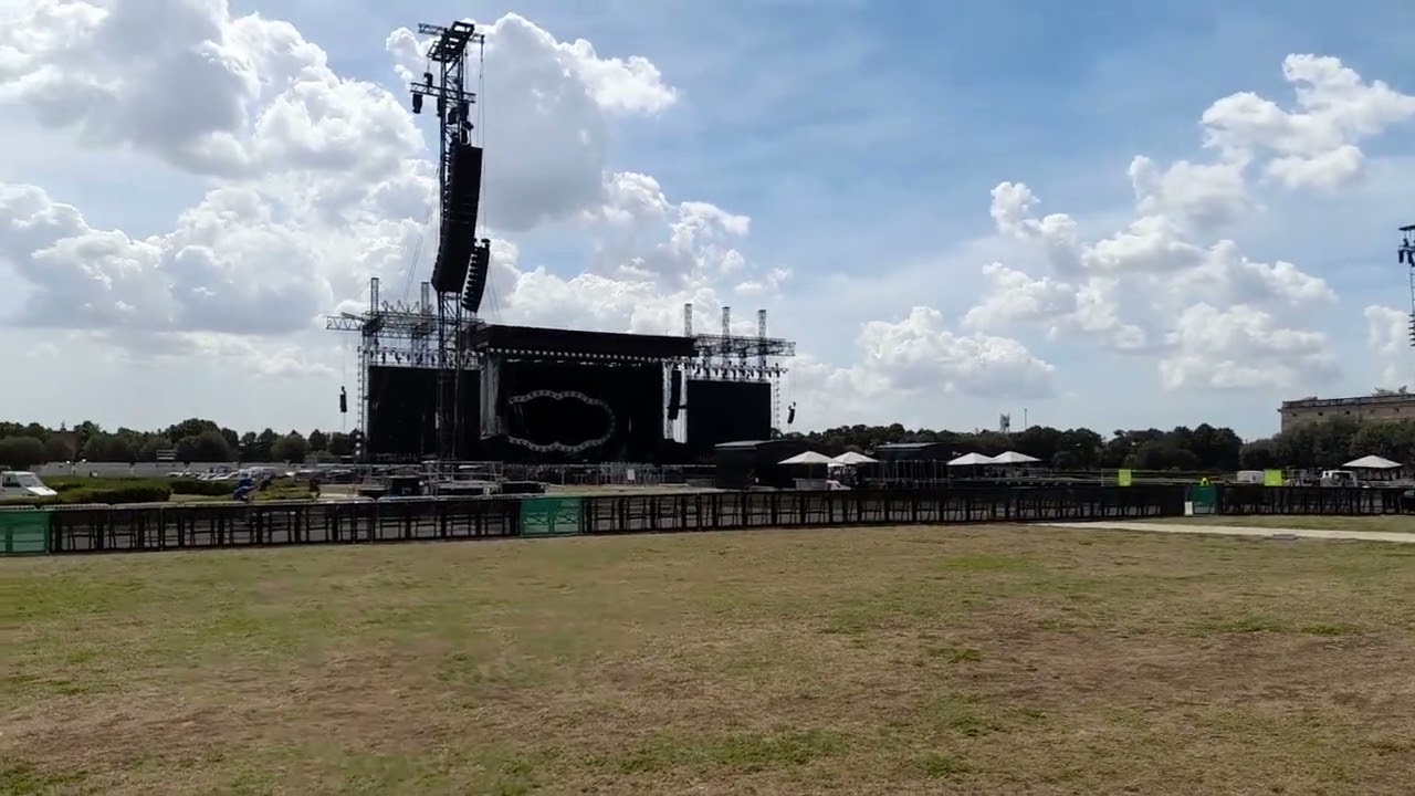 Caserta. Tutto pronto per il concerto di Ligabue: il palco è hollywoodiano