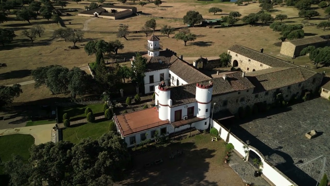 Finca y la laguna, carretera de Oliva de Plasencia a Ahigal, (Cáceres)