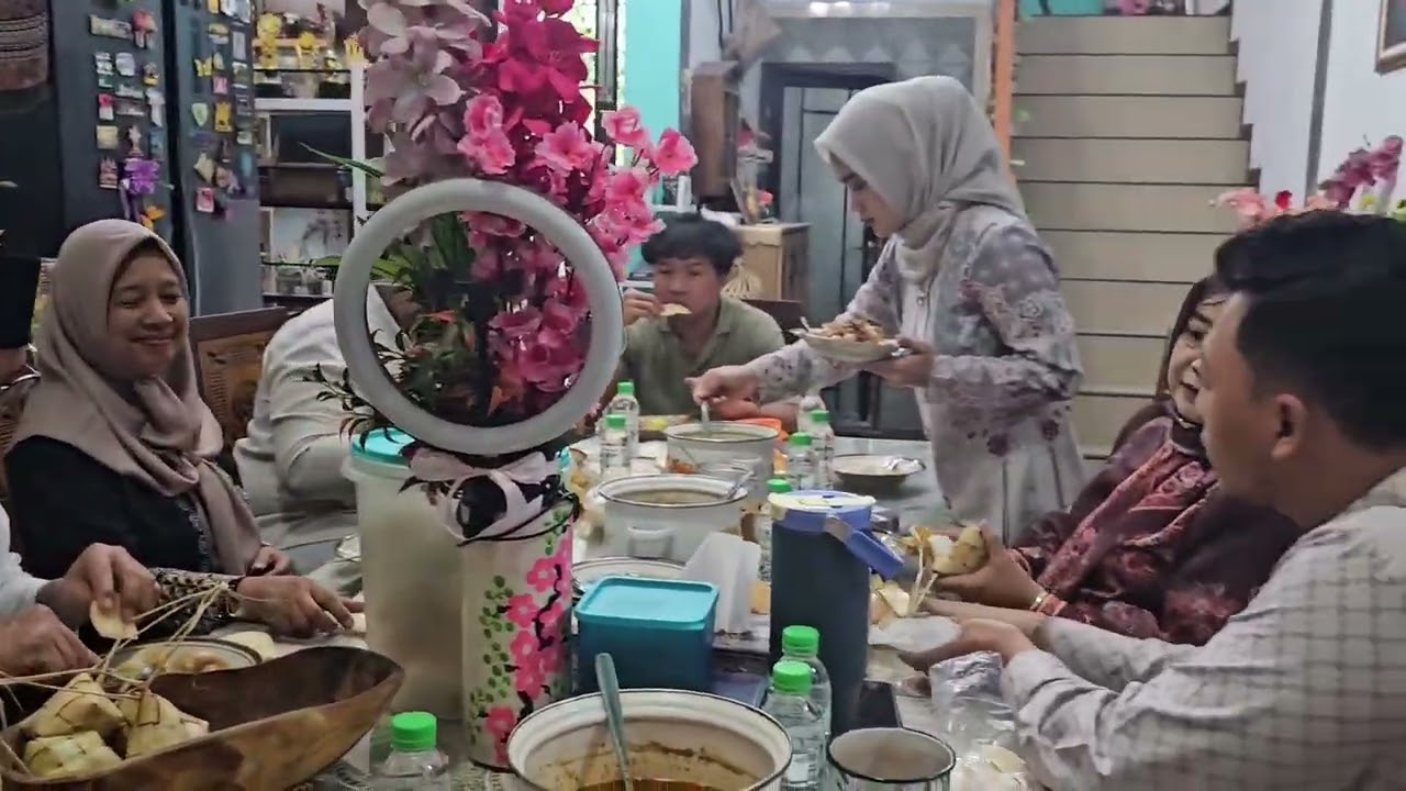 Makan Ketupat Lebaran bareng Keluarga Besan