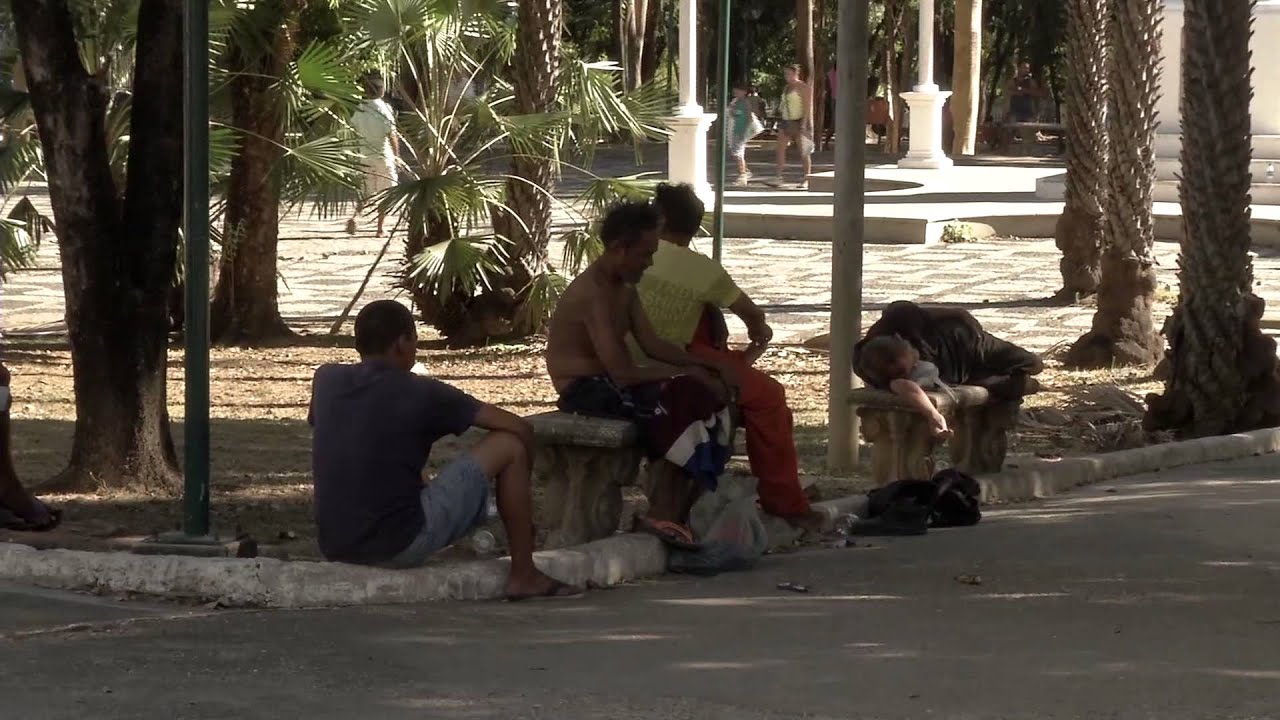 Praça da Bandeira no centro de Teresina entregue ao abandono