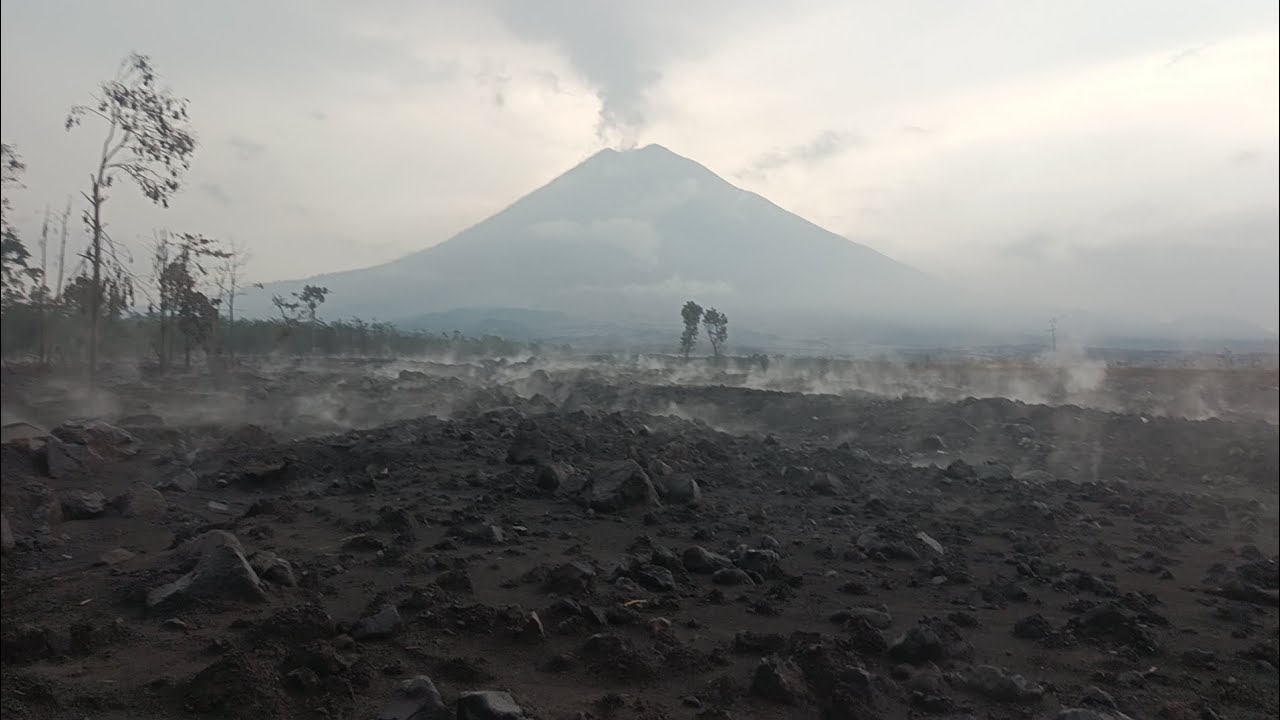 Dasyatnya awan panas  gunung Semeru yg meratakan  satu dusun di  pronojiwo lumajang