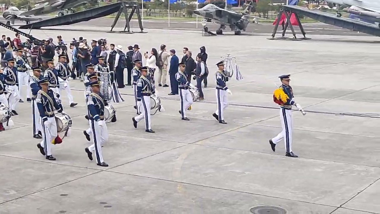 Desfile Militar, por conmemorar los 102 años de creacion de la Fuerza Aerea Ecuatoriana.