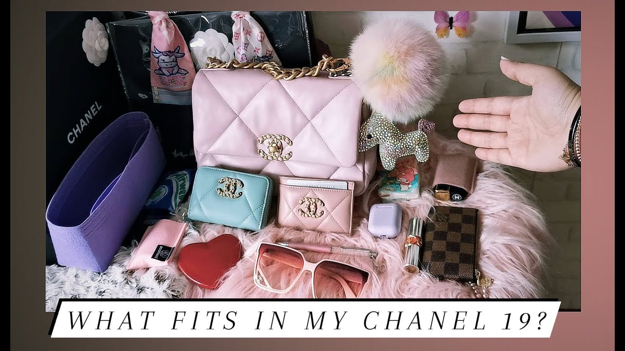 WHAT FITS IN MY NEW CHANEL 19 (SM)? ❤️ DAILY ESSENTIALS 🍭 & SOME EYE CANDIES 🍬 Lings Prettylilthings