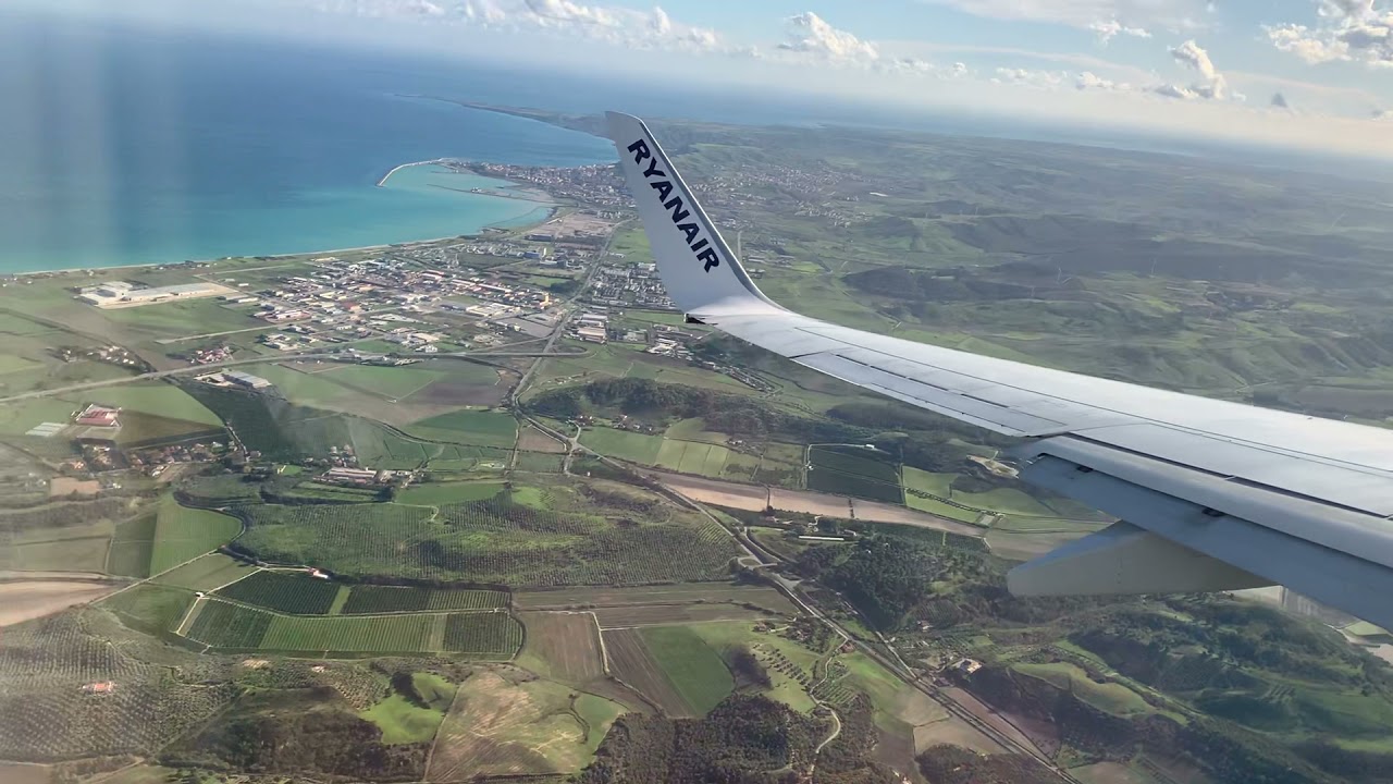 Ryanair atterraggio a Crotone