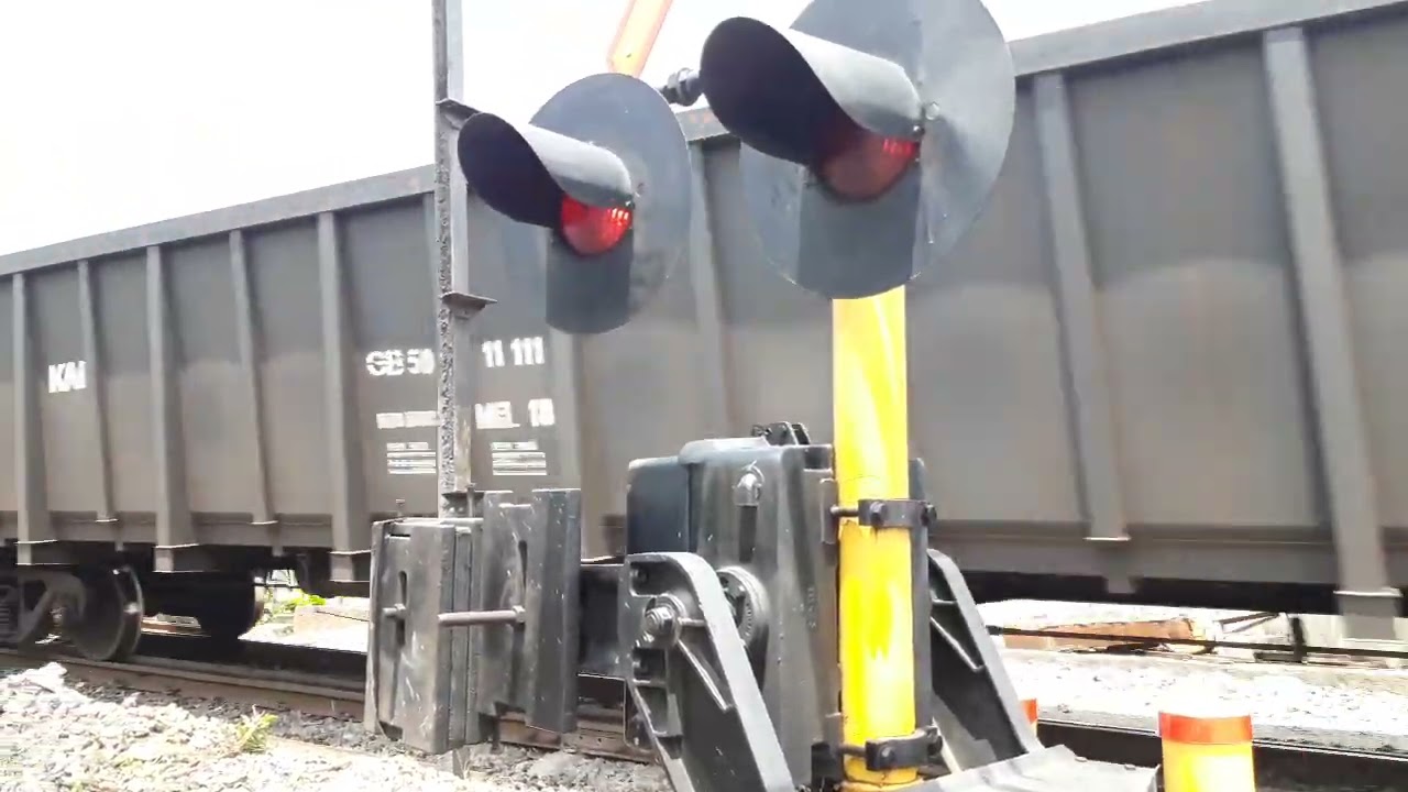 Kereta Api Babaranjang Lewat Perlintasan di Belakang Kantor Bank menuju ke Stasiun Tanjung Karang.!!