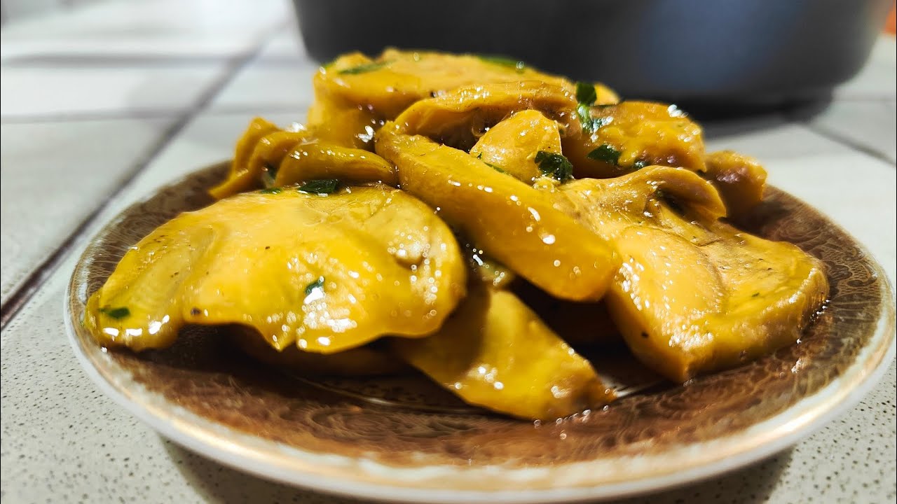 Funghi ovuli trifolati in padella