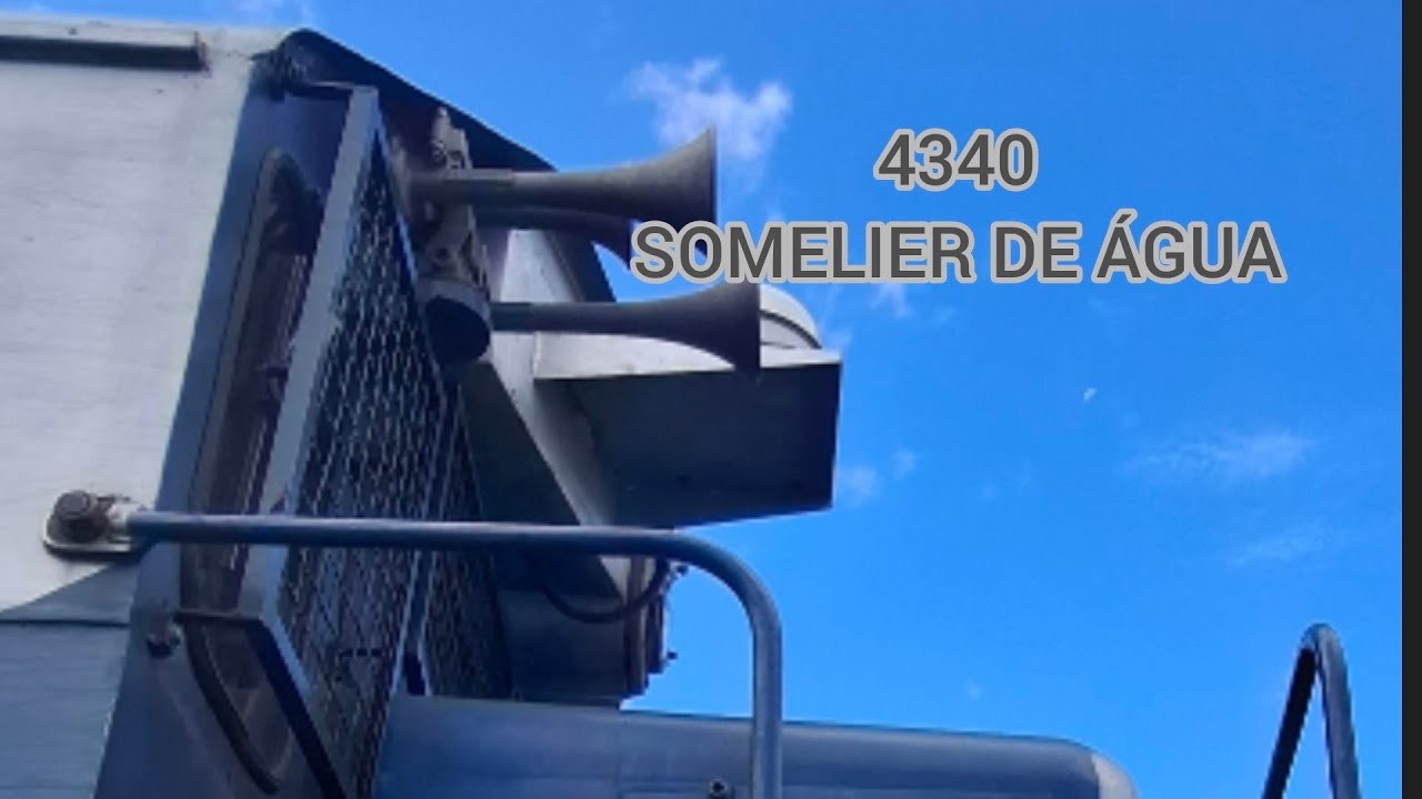 Provando sabores diferentes de água no trem de lastro 4340 na estação de Joinville LJL 