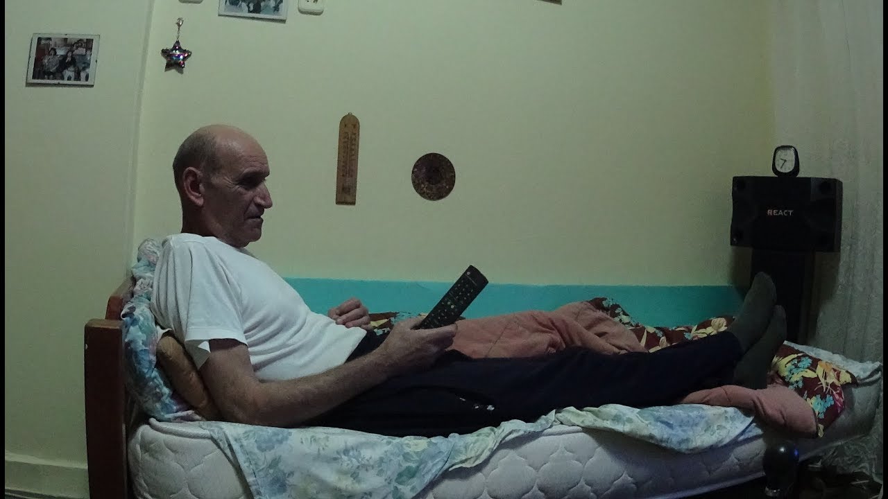 Μπαμπινος και Νικολακης.Με τη σομπα αγκαλια.Ηρθε ο χειμωνας!