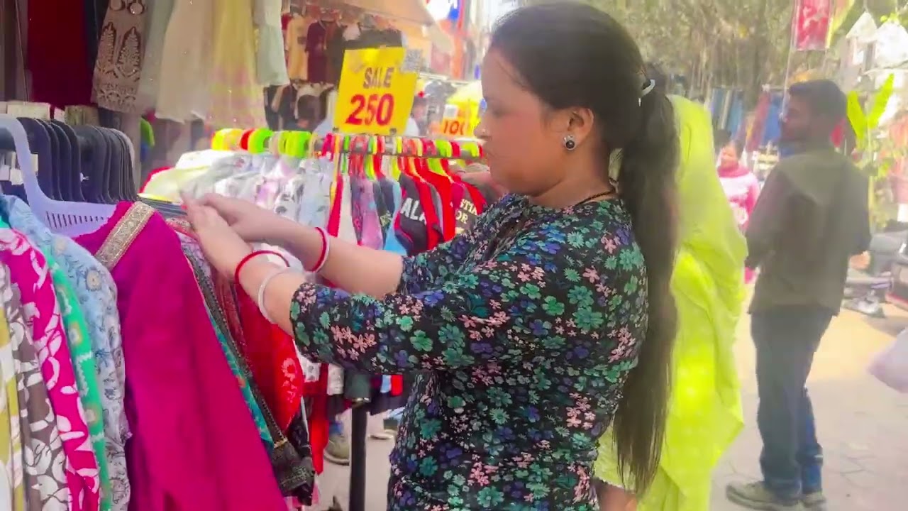 Aaj Sarojini Nagar market me shopping ki 🛍️ itne saste kapde dekh ke maza aa gaya”