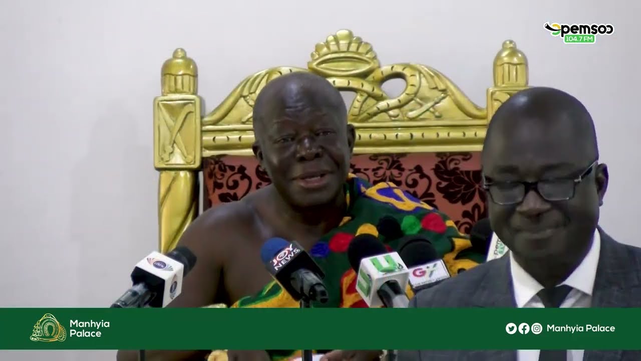 Hon Simon Osei-Mensah briefs Otumfuo and ARHC on the dev't of Ashanti Region
