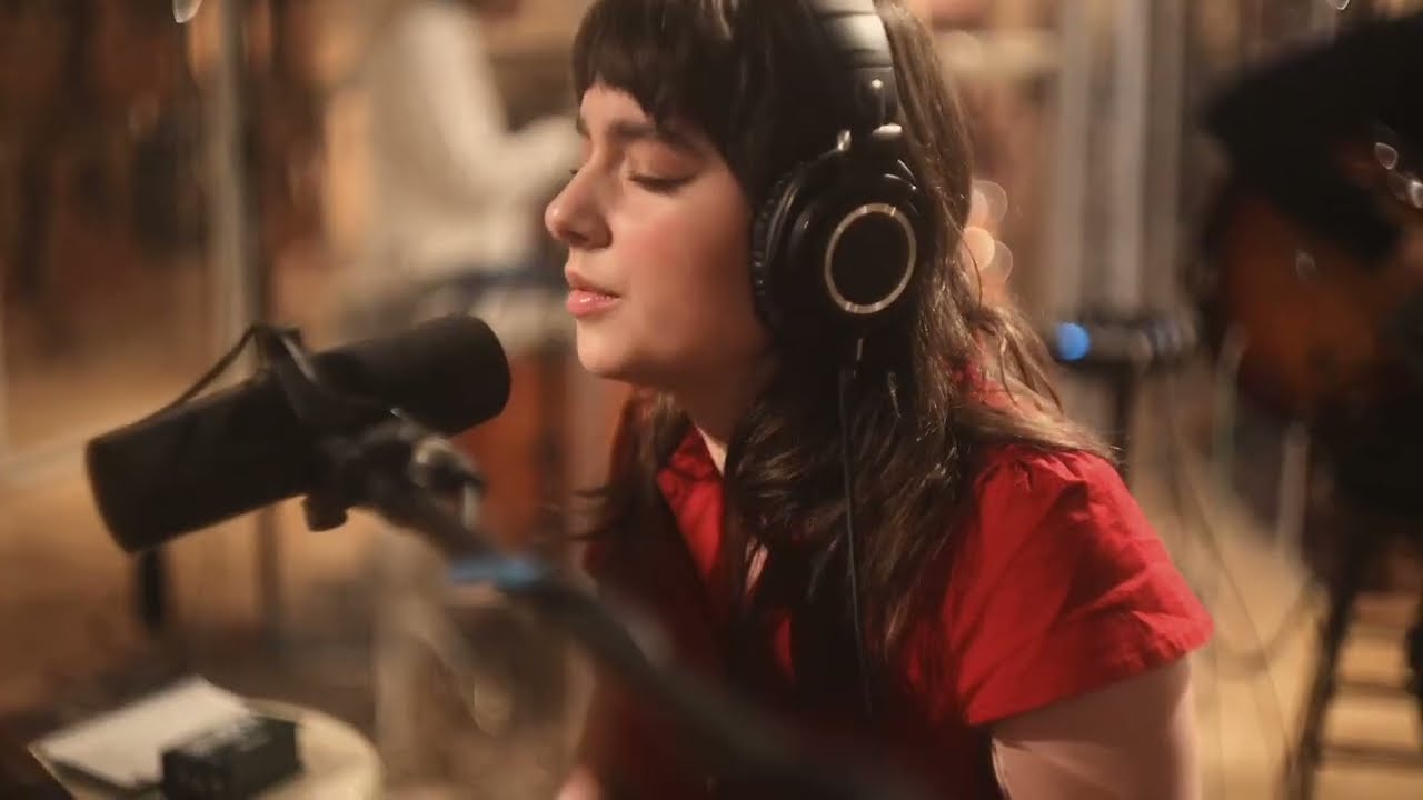 Hurts To Hold On - Live in studio