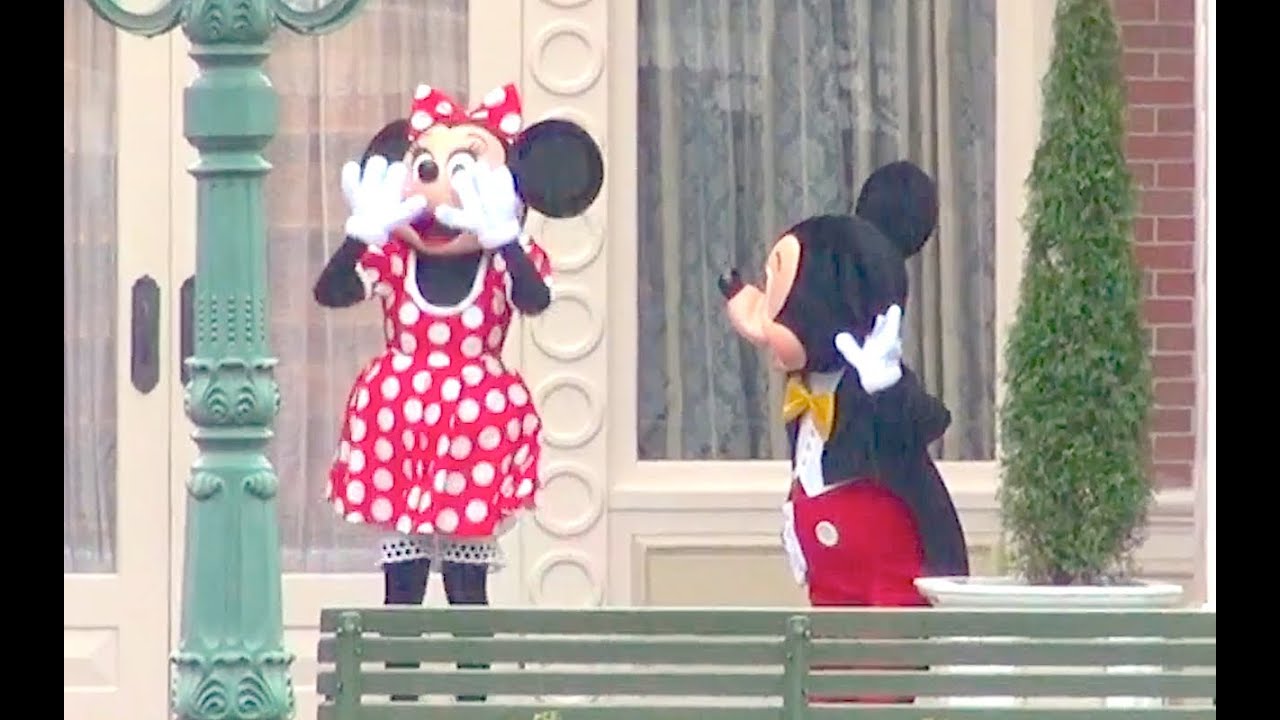 Characters greeting before the park will open (Nov.3.2013 Tokyo Disneyland)