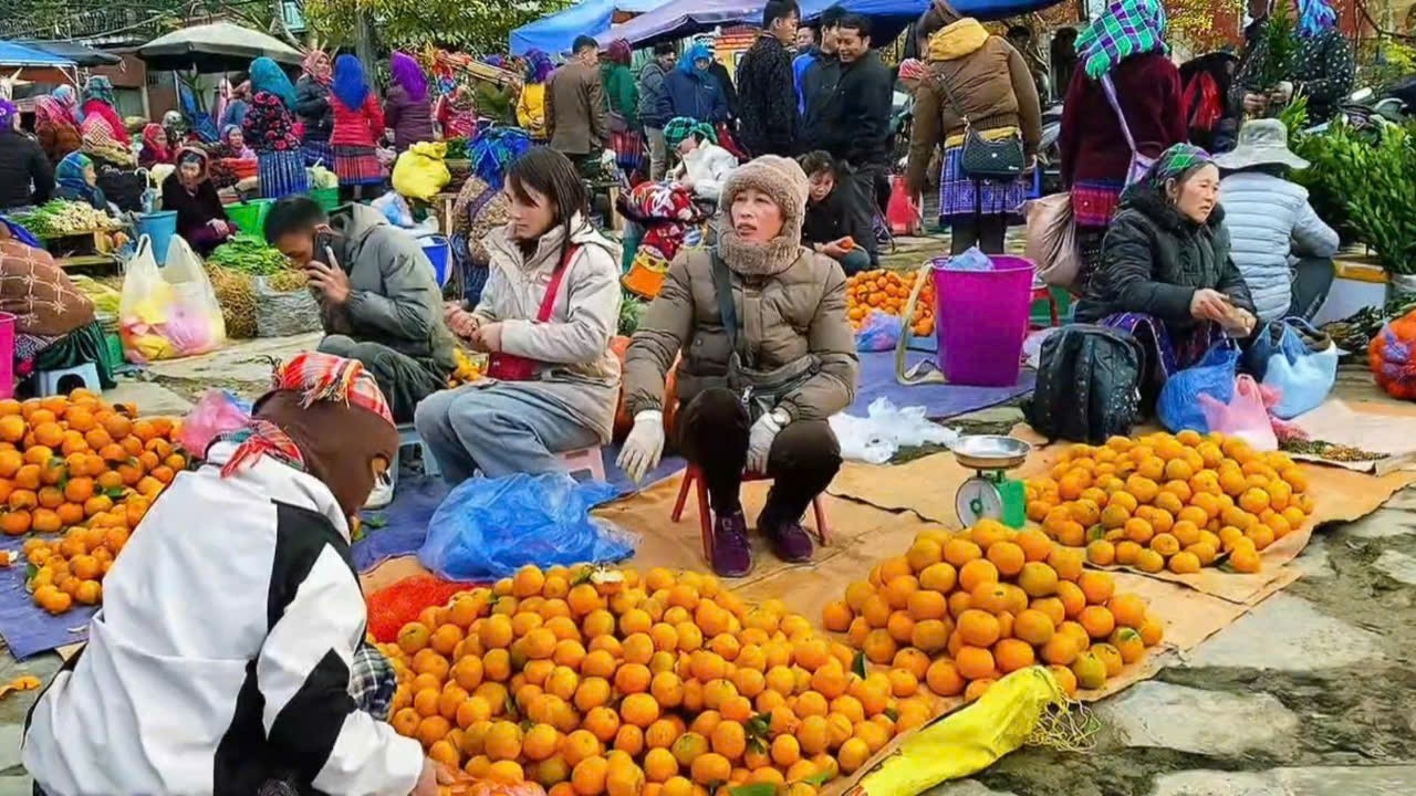 Inside a Traditional Hmong Mountain Market in Vietnam 🇻🇳 | Fresh Food & Local Life
