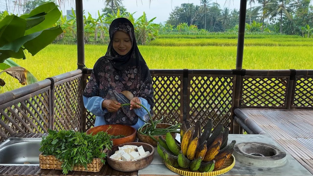 Memetik Pisang Raja di Kebun | Bikin Lemet Pisang Raja dan Masak Nasi Urap | Kampung Halaman