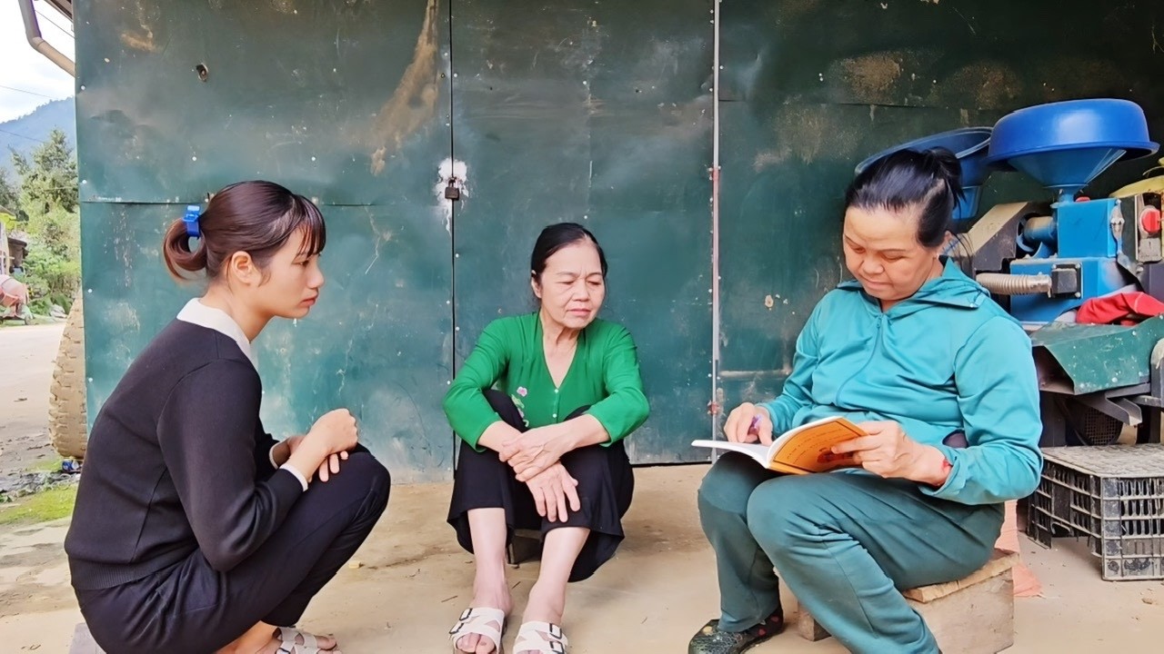 Мать Хуонг и Хюэ начала искать дату свадьбы.