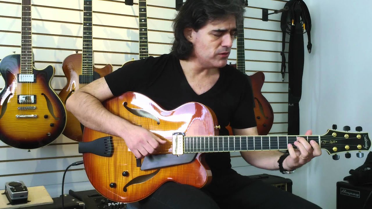 Leonardo Amuedo plays the Sadowsky Jim Hall Model