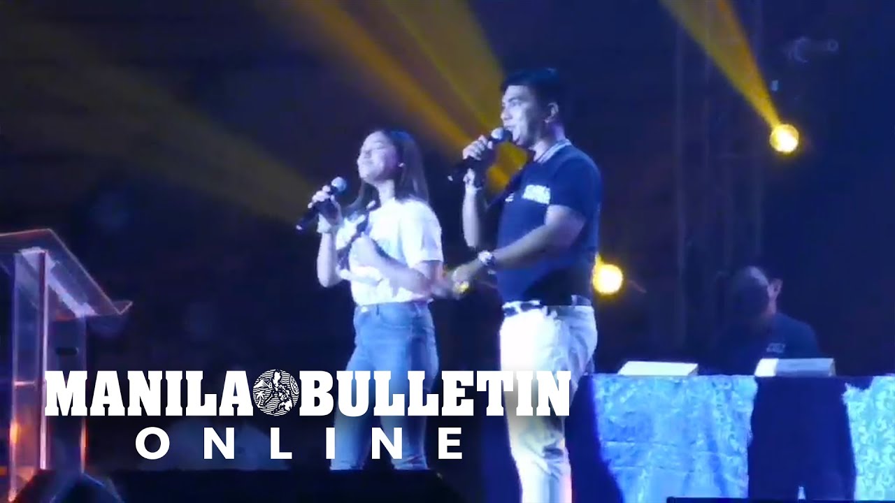 Senatorial aspirant Carl Balita and his daughter sing The Prayer during Bilis Kilos convention