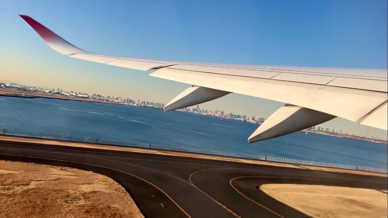 JAL A350 夕方の羽田空港D滑走路からの離陸 (那覇行き)