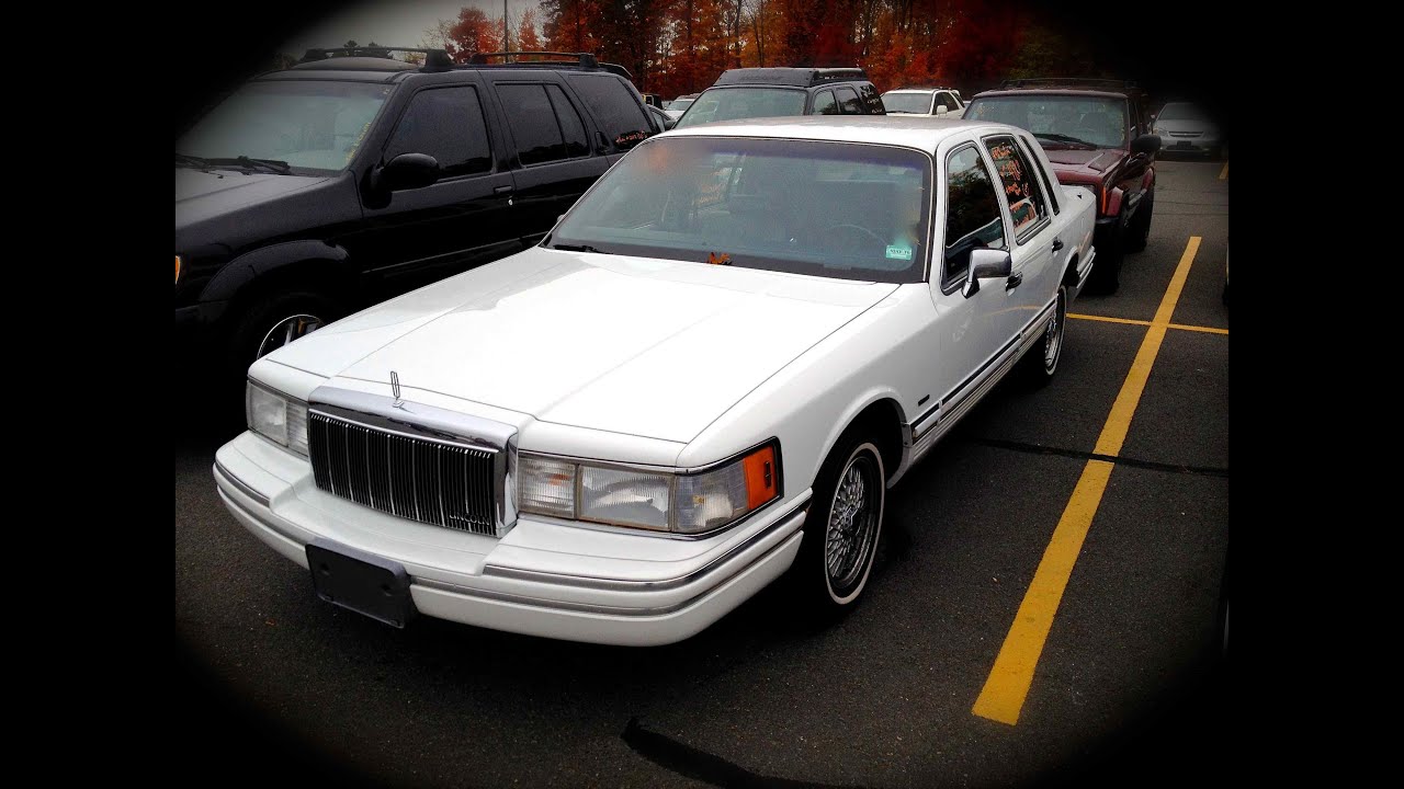 1992 Lincoln Town Car Executive Series Start Up, Quick Tour, & Rev - 48K