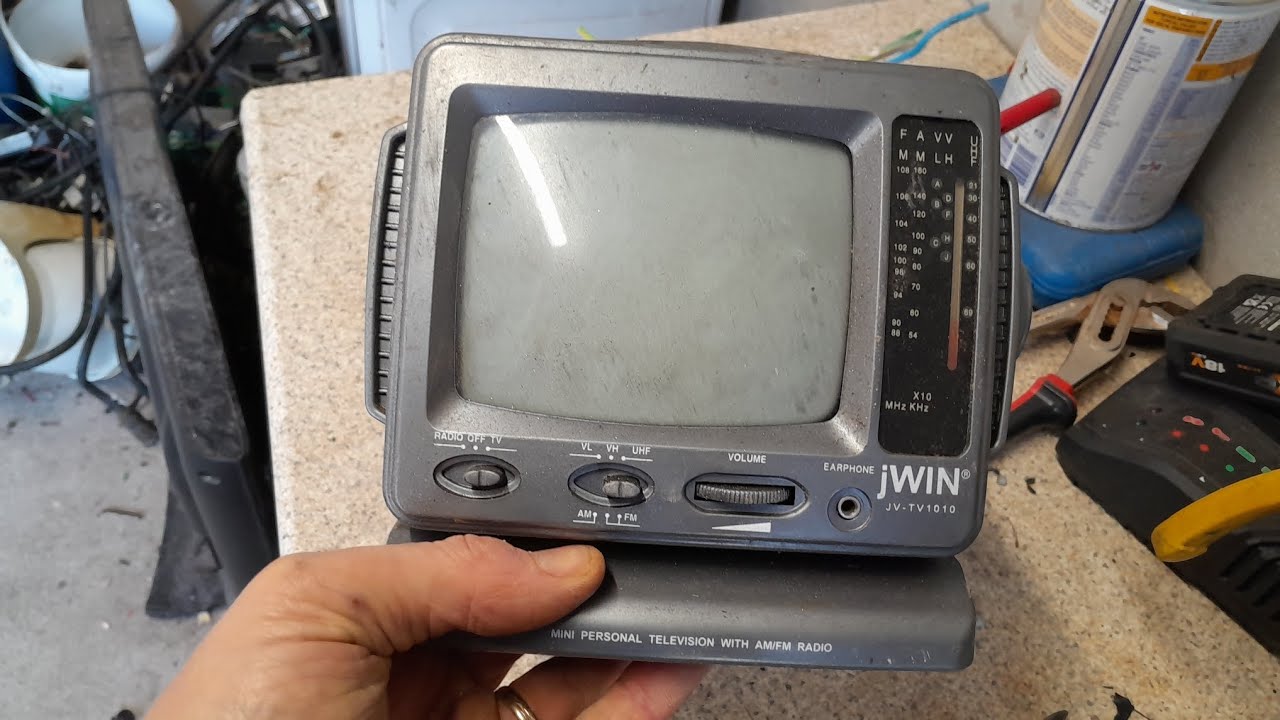 Извлекаю медную проволоку и позолоченные микросхемы из старого винтажного небольшого двигателя.