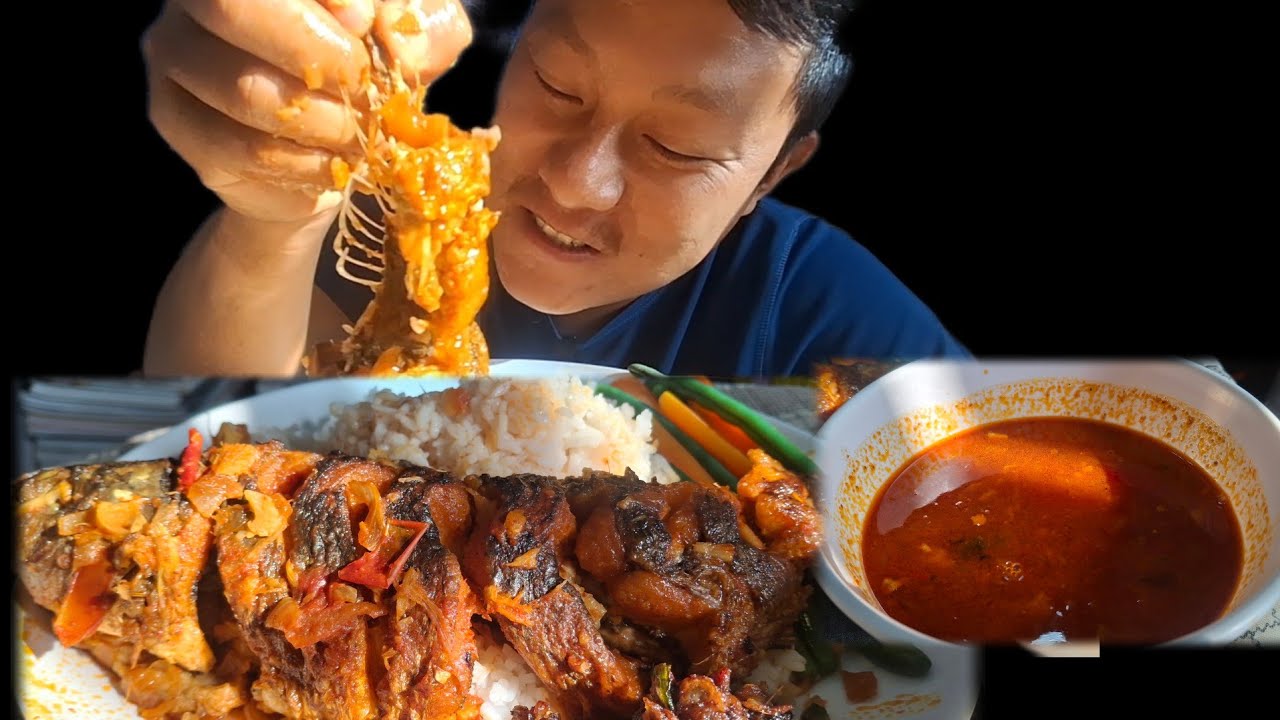 Eating Spicy Whole Fish Curry ||Fish Curry With Vig Boil