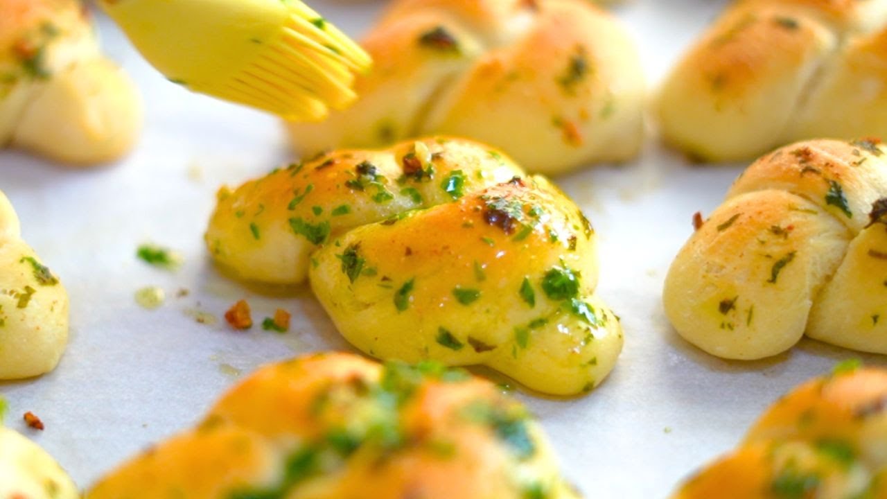 Extra Soft Garlic Knots Recipe from scratch! The Easiest Garlic Knots You’ll Ever Make.