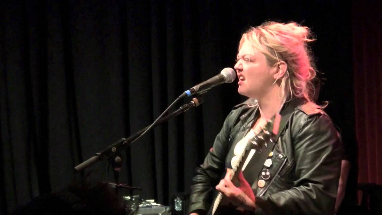 Elle King - Ex's & Oh's (Live at the NON-COMMvention)