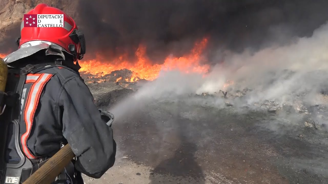 Bomberos de Castellón intervienen en el incendio de Reciplasa