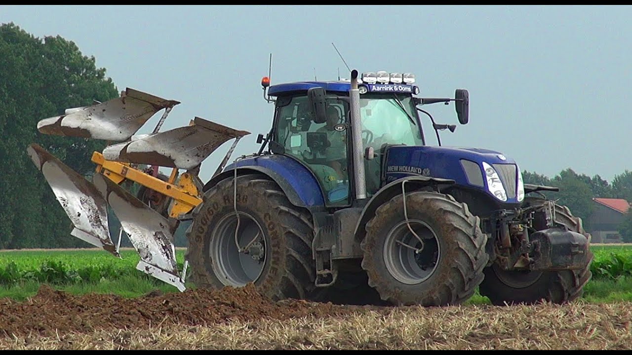 Hendrik-Jan Moens van Aarnink en Ooms aan het diepploegen (65cm) voor grondverbetering. Tiefpflügen