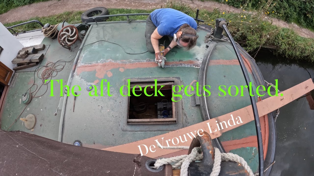 Pavilion Tjalk gets the pavilion deck fixed up. Dutch Barge Linda 105
