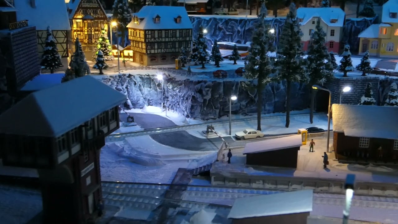 Wintermodellbahn Spur N, Der Vorortzug mit der BR 118 ist pünktlich