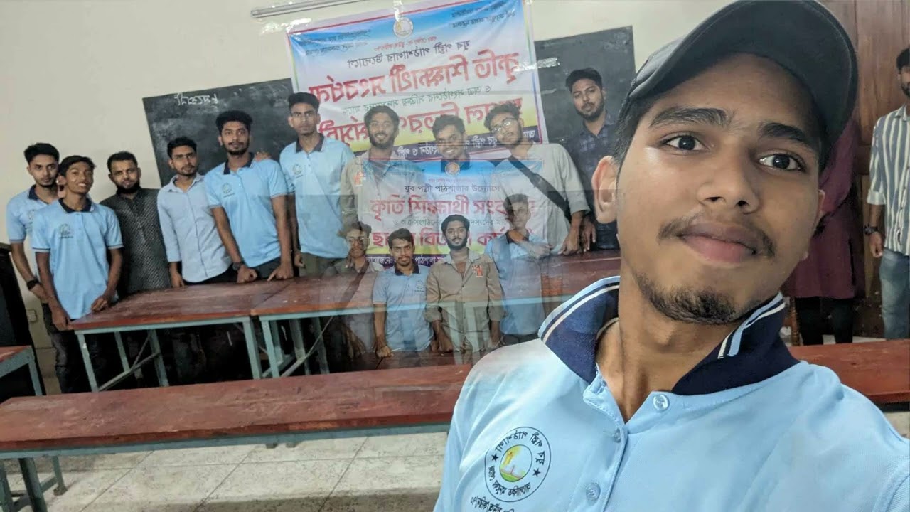 কৃতি শিক্ষার্থী সংবর্ধনা শিক্ষার্থীদের মাঝে ক্রেস্ট বিতরণ