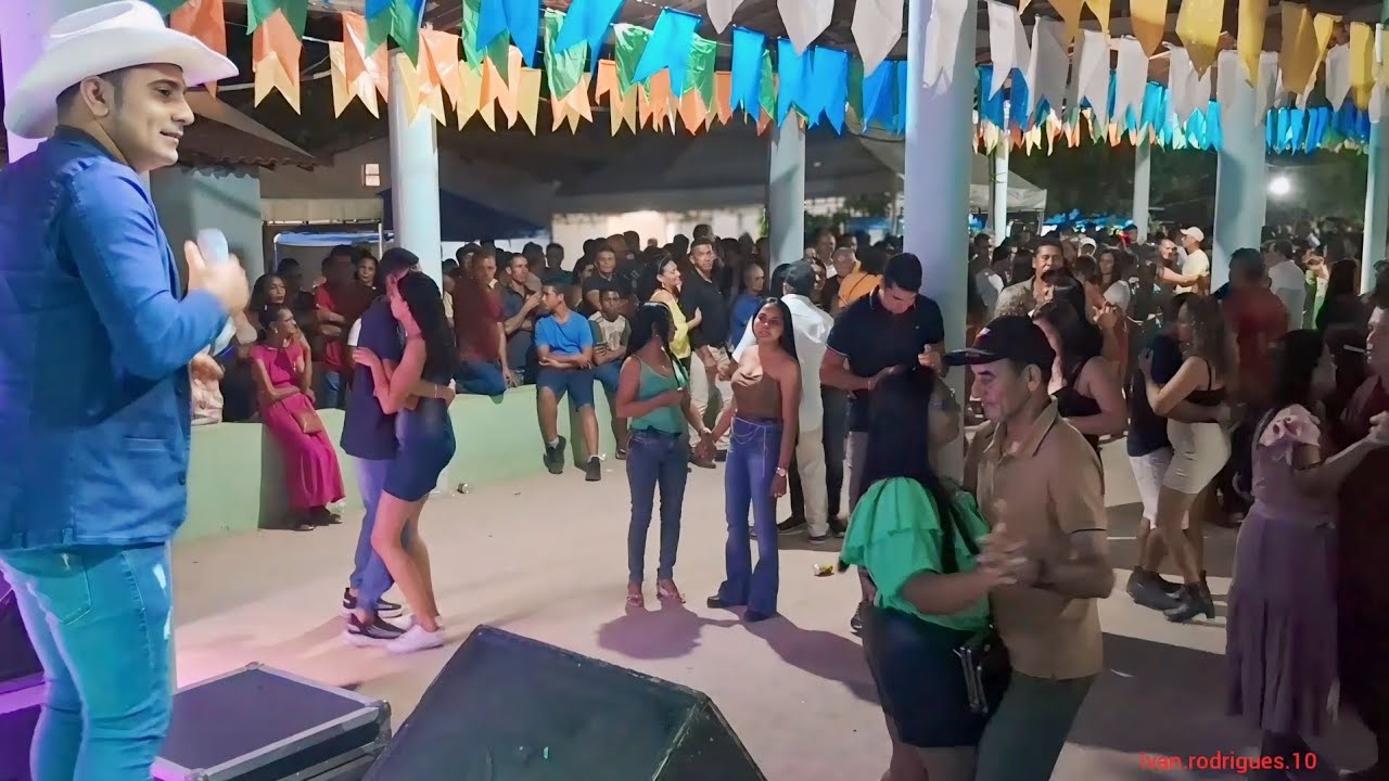 Roberto Dantilly, fazendo o forró que o povo gosta de ouvir.