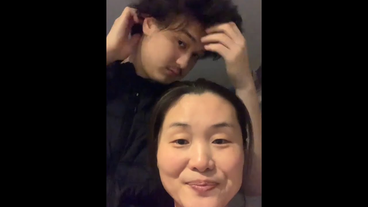平安夜日常 Vlog 上一个视频里，我分享了我们去给邻居和朋友送节日祝福卡片的内容，有人留言说送卡片有点拿不出手。 其实在国外，如果去别人家里做客，一般会带一些小礼物，比如红酒、