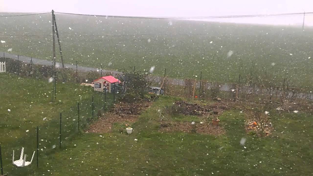 Giboul&eacute;e de neige du lundi 7 mars 2016 au alentour de 13h00 a Illiers-Combray (28, Eure-Et-Loir).