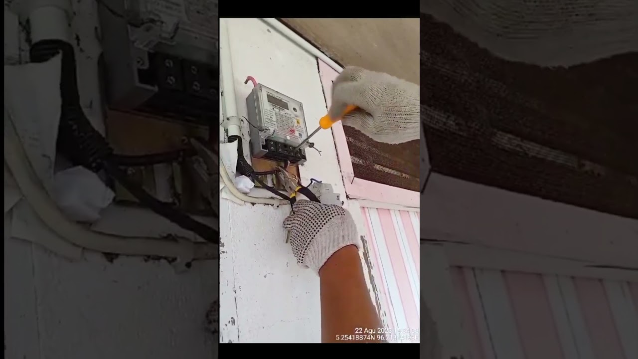 Akibat Kedapatan Mencuri Arus Listrik PLN. KWH Meter Di Bongkar Pihak PLN⚡#shorts