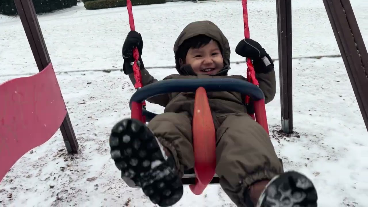 اولین برف برای عرشیا برایش عجیب بود برف❄️❄️🌨️