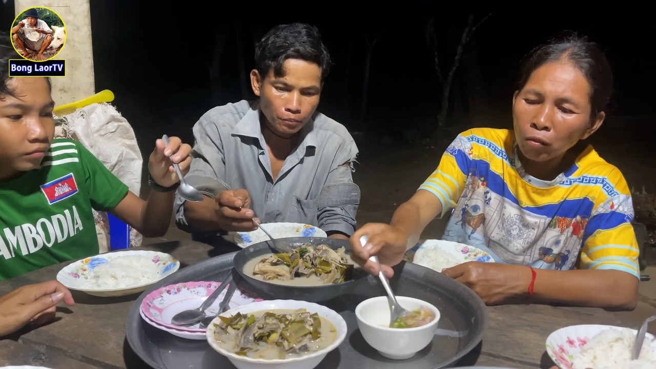 កូនៗដើររកជញ្ជាត់ត្រីពេលយប់ស្លរម្ជូរត្រយ៉ូងចេក IN EARLY NIGHT  GO TO FIND FISH TO MAKE SOUP 4K VIDEO