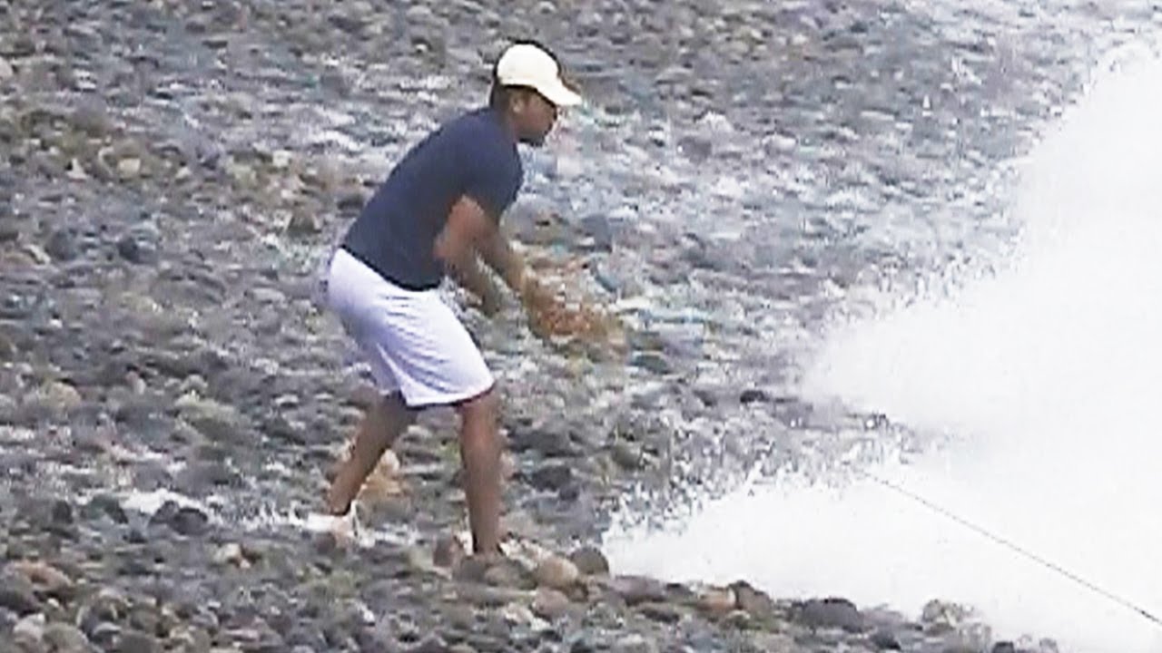 Bravo!!... mires a estos profesionales de la PESCA con atarraya en mar AGITADO