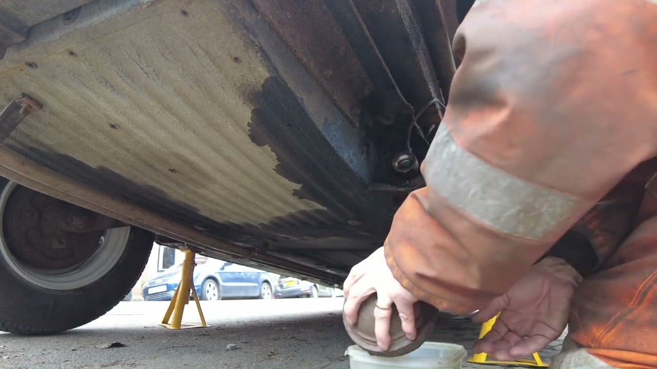 Rear suspension sphere removal on a Citroen DS/ID.