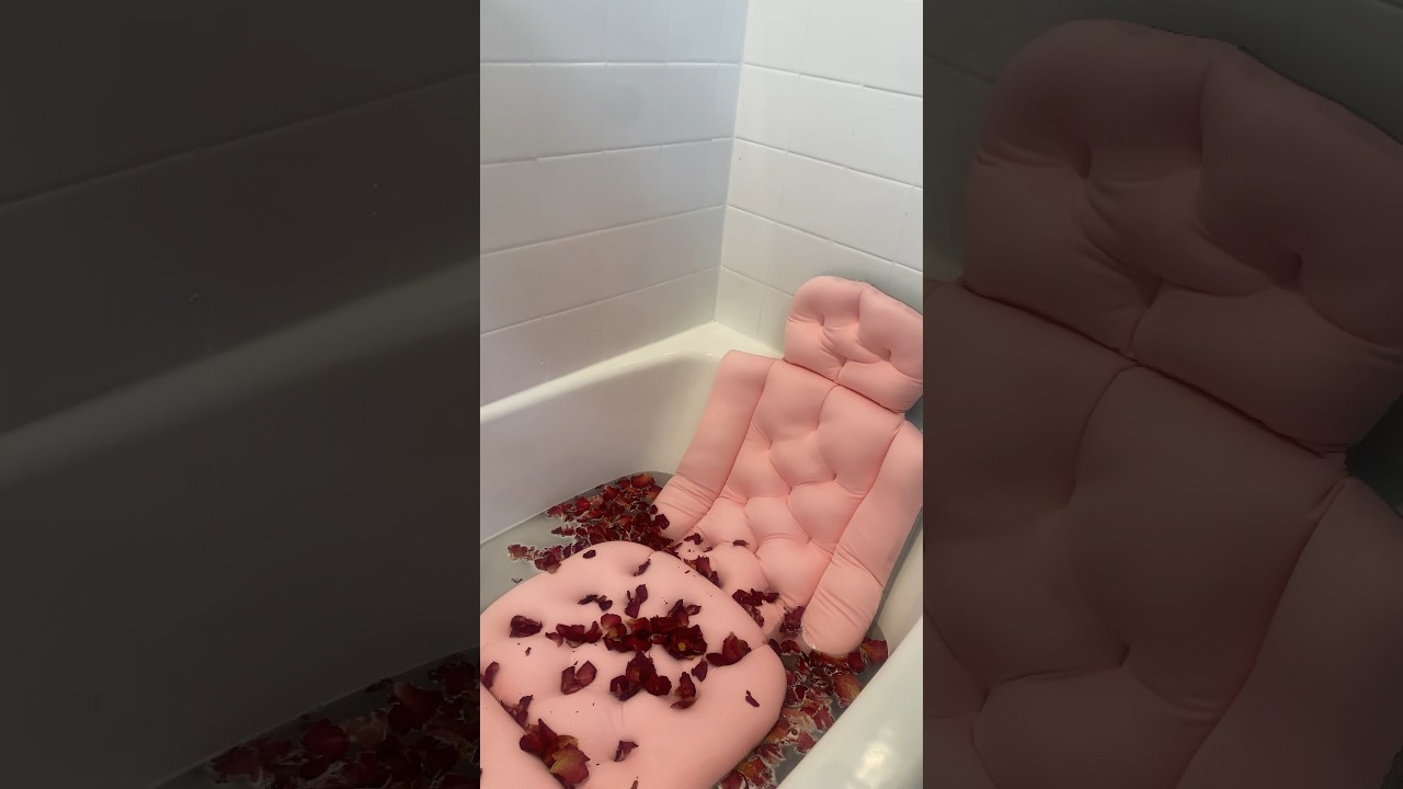 Rose petal bath 🌹🛁🫧 #selfcare #nightroutine #bodycare #aesthetic #relaxing #shortvideo