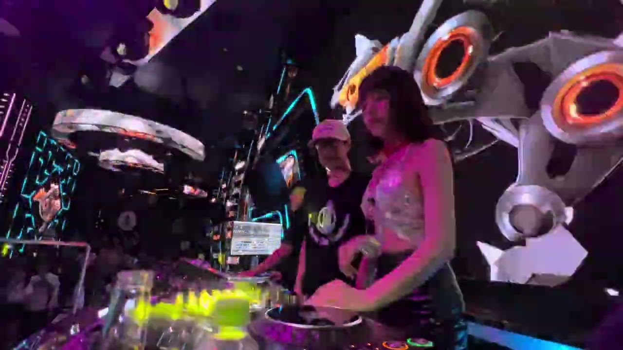 NEW HAVEN CLUB - DJ Mimi cùng set nhạc cực nẩy.
